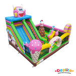 Plac zabaw Słodkie potworki z zjeżdżalnią i górą wspinaczkową