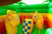 Skakaniec Małpka ze zjeżdżalnią