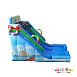 Dmuchana zjeżdżalnia z motywem wakacyjnym